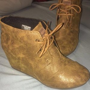 Toms suede camel colored booties size 7